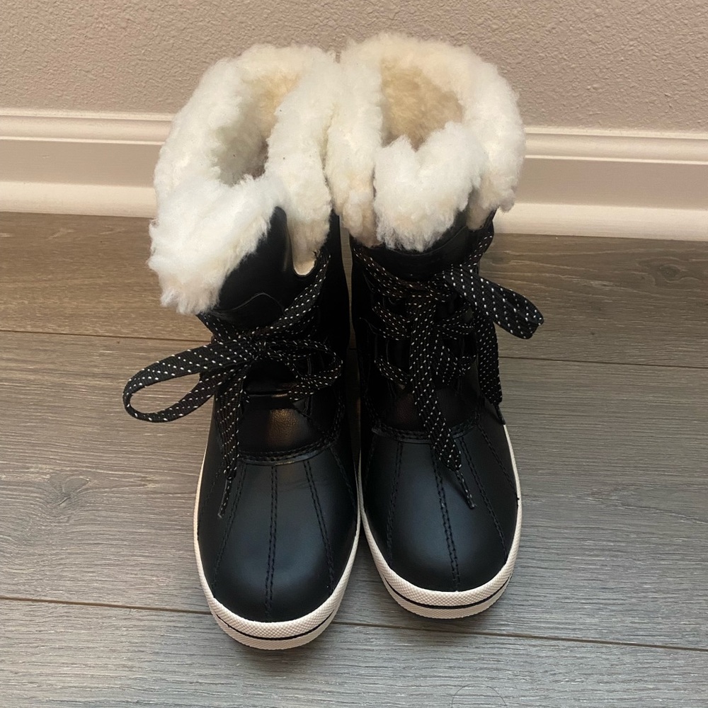 Black and White G.H. Bass Brand Snow Boots